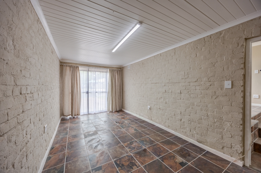3 Bedroom Property for Sale in Oakglen Western Cape